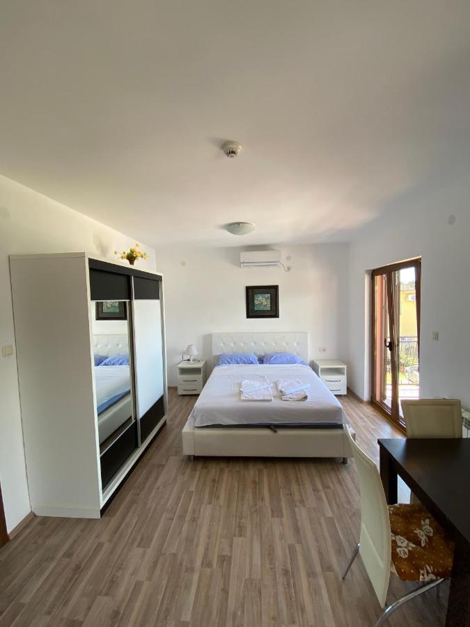 Apartments Family Тиват Экстерьер фото