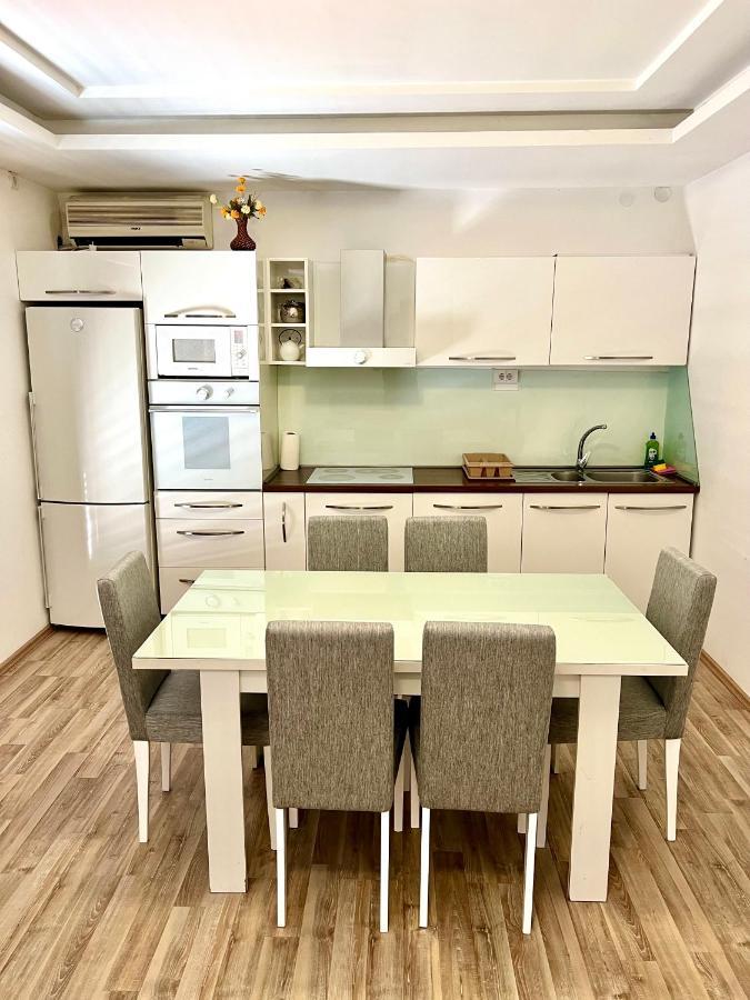 Apartments Family Тиват Экстерьер фото